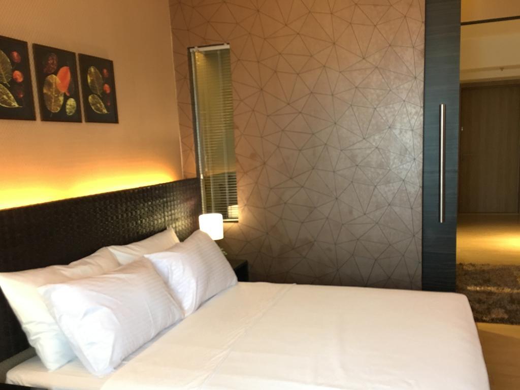 Shang Luxury Suites Мандалуйонг Номер фото